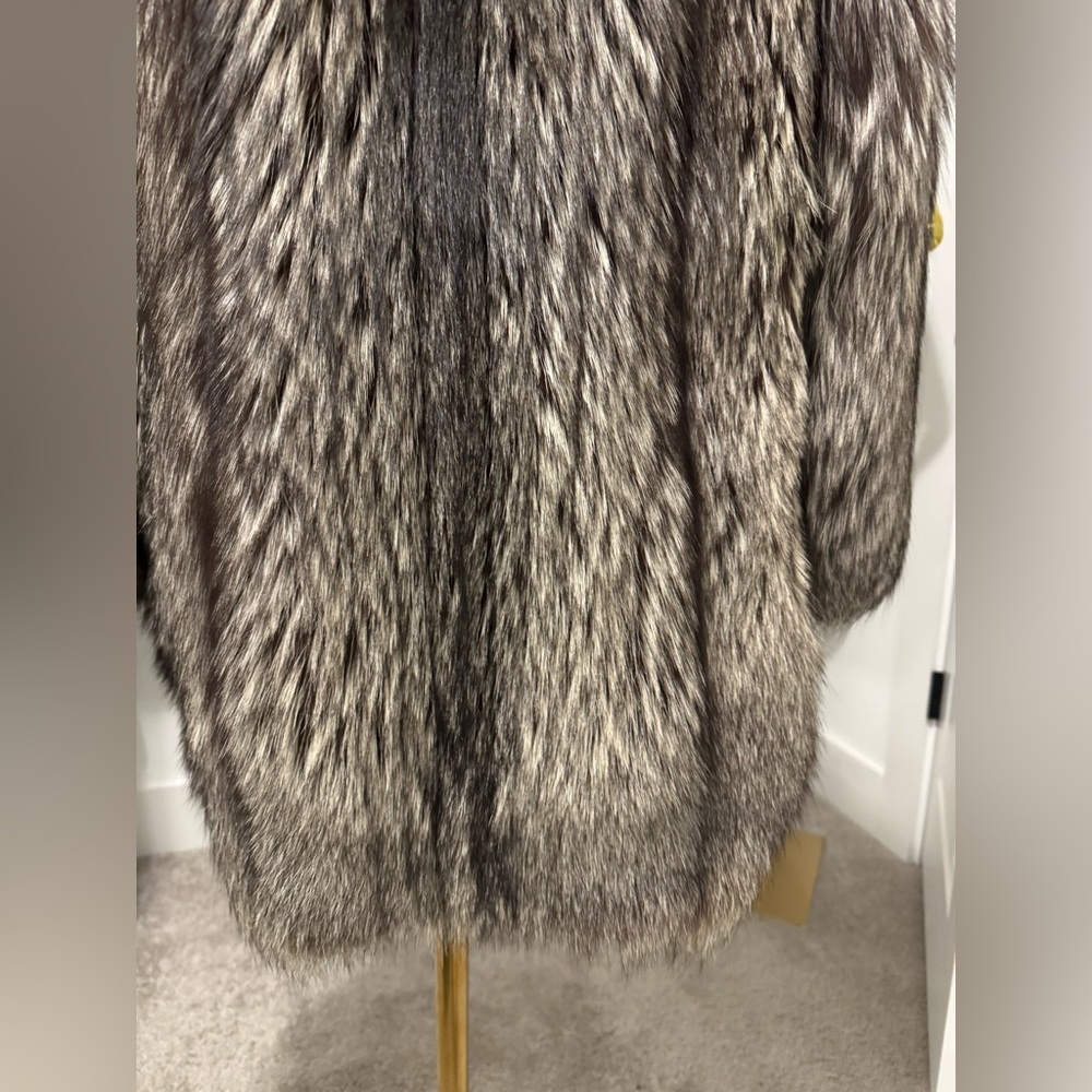 Luxurious SAGA Fox Fur Coat - Picture 7 of 17